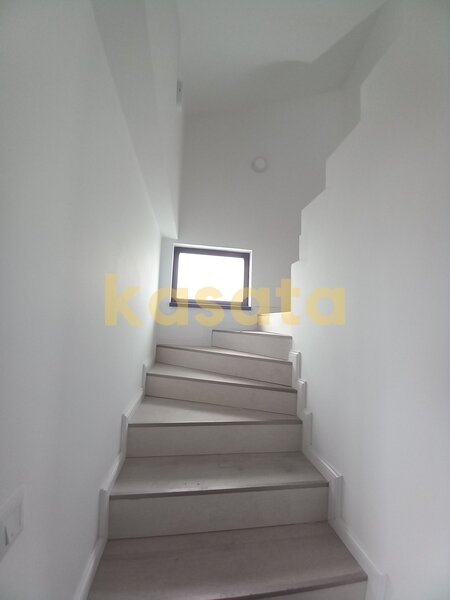 Casa 4 camere 190 mp, curte & 2 locuri parcare in zona Crisul Repede